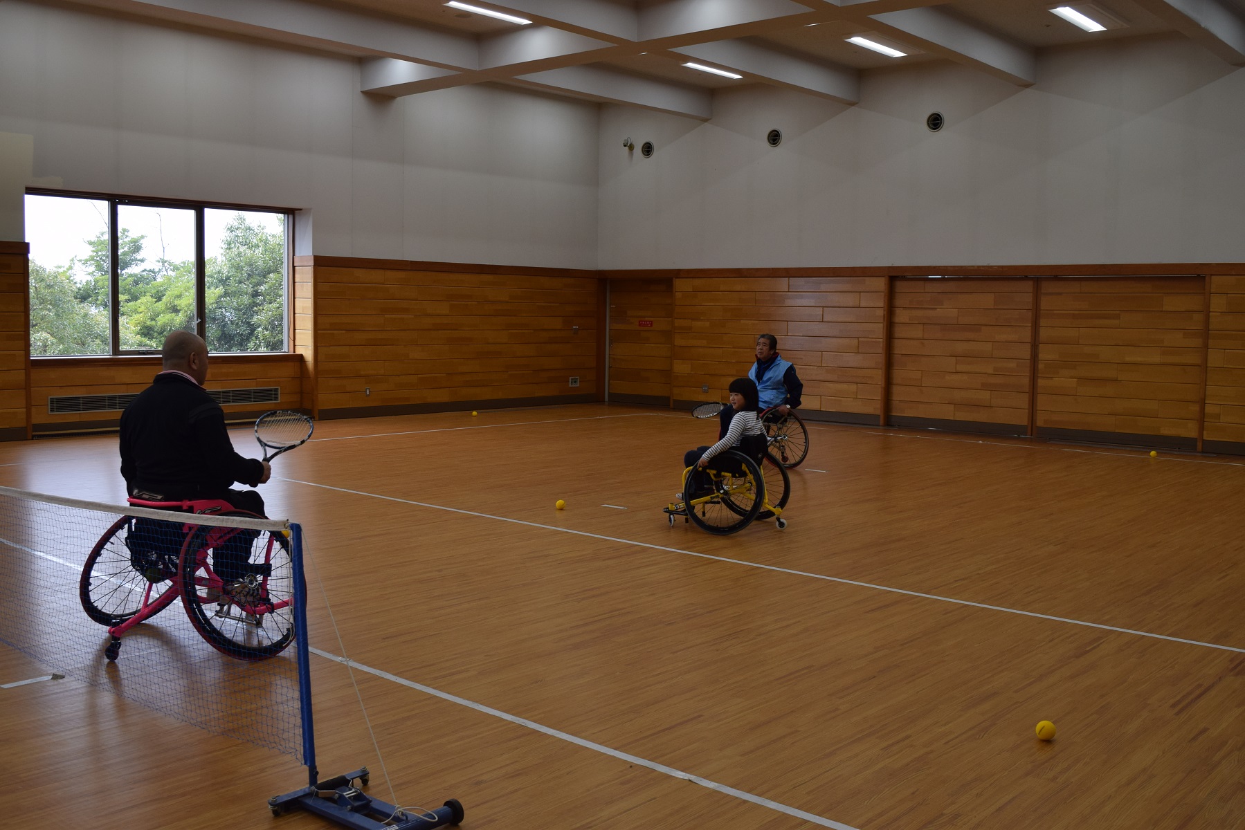 写真:車いすテニス