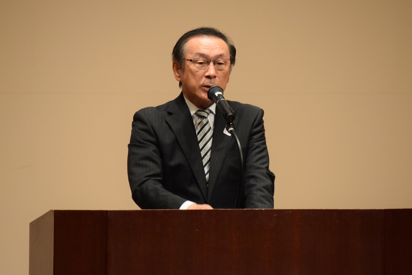 写真:来賓挨拶　　　　　　　　　　　　　福岡県議会議長　井上 順吾