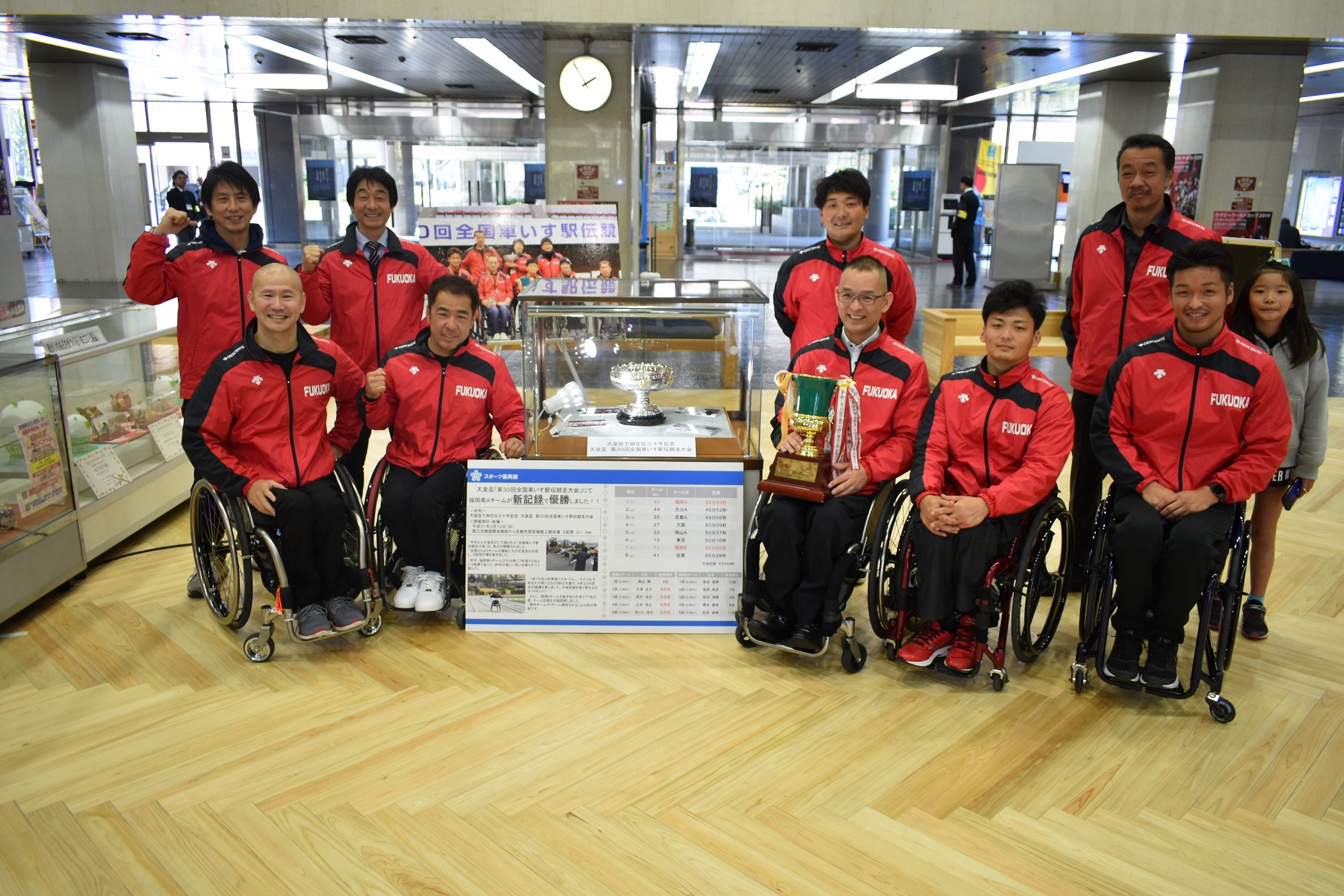 写真:福岡県庁1階ロビーに天皇盃が展示されています！