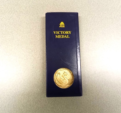 写真:ケースに入った金メダルです。