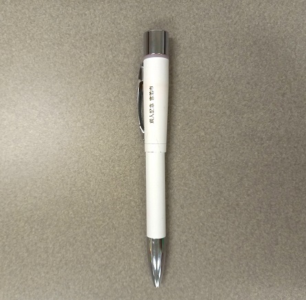 写真:グリップ部分が白色のボールペンです。