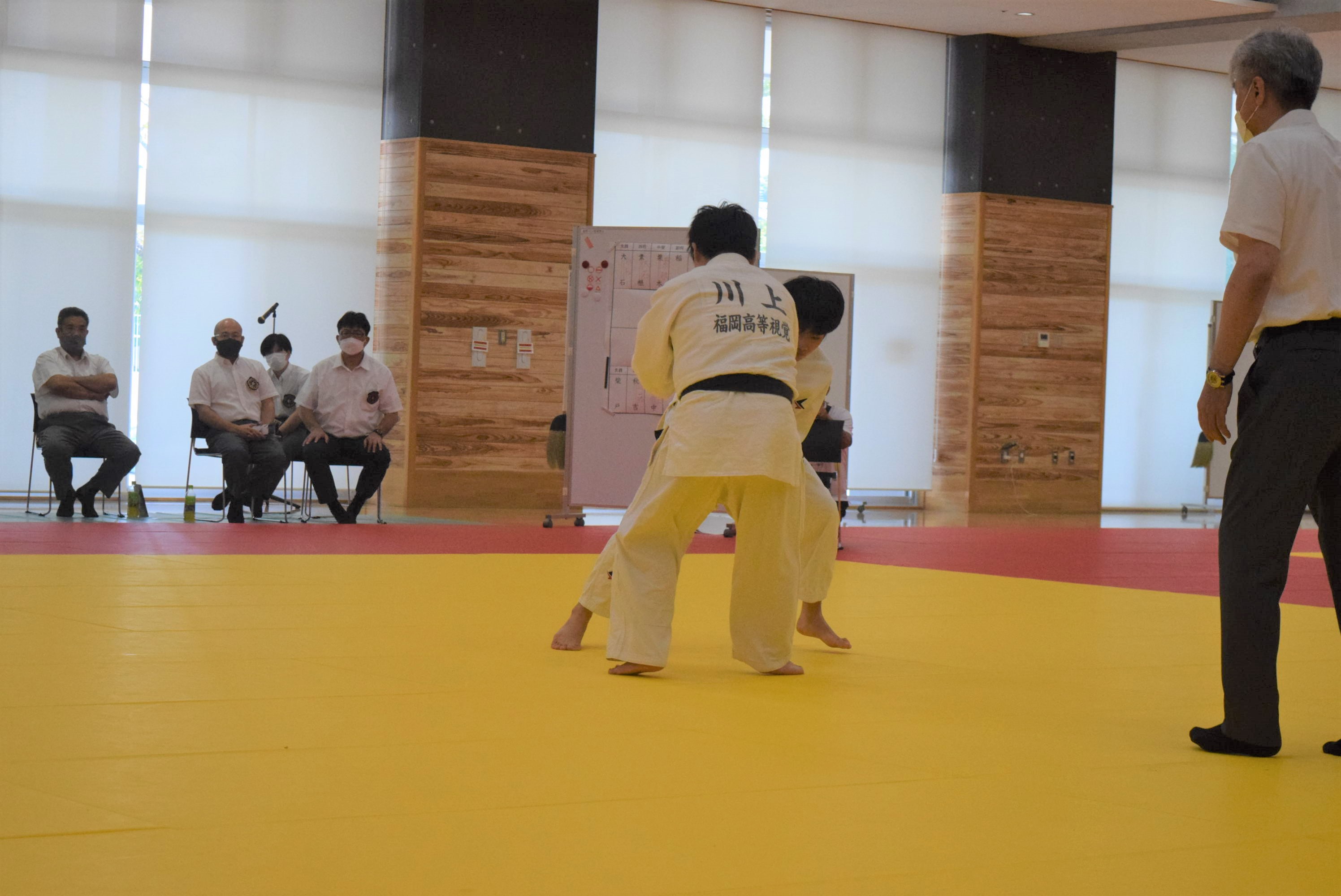 写真:川上選手対瀬戸（浩）選手