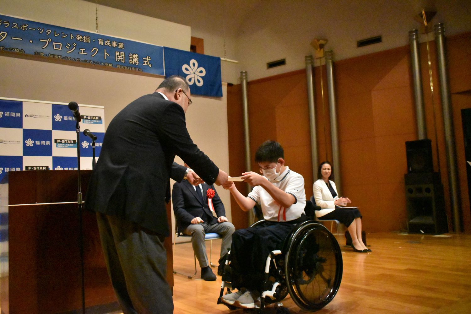 写真:認定書授与の様子