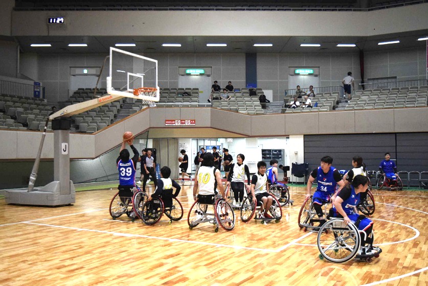 写真:車いすバスケットボール