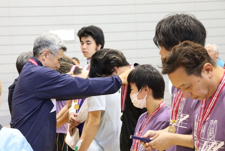 写真:メダル授与